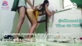 အလုပ်မပီးလို့ ဒဏ်ပေး အထည်ချုပ်စက်ရုံသူလေးအရာရှိနဲ့လိုးတဲ့အောကား ချောင်းရိုက်